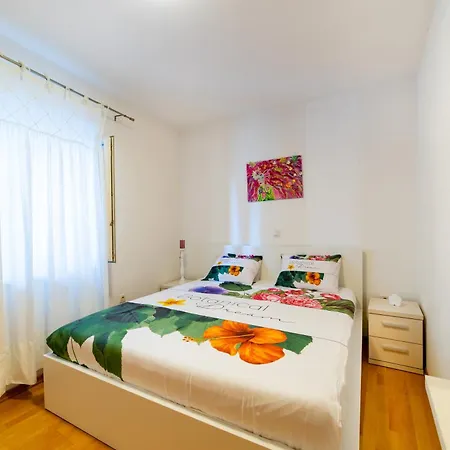 Happy In Center 10 Min Walk From Bacvice Апартаменти