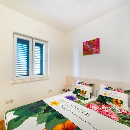 Апартаменти Happy In Center 10 Min Walk From Bacvice *