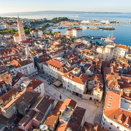 Апартаменти Happy In Center 10 Min Walk From Bacvice