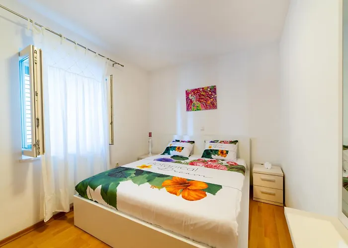 Happy In Center 10 Min Walk From Bacvice 아파트